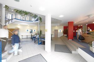 Eingangsbereich und Rezeption des NKF-Hotels