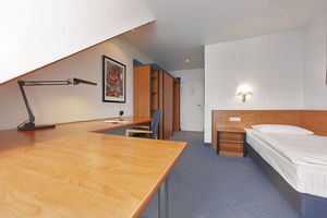 Großzügige Arbeitsflächen in den modern ausgestatteten Zimmern des NKF-Hotels