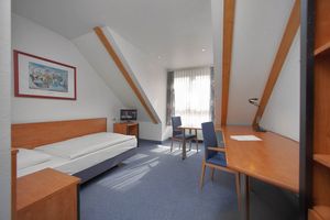 Einzelzimmer im NKF-Hotel mit großzügigen Arbeitsflächen